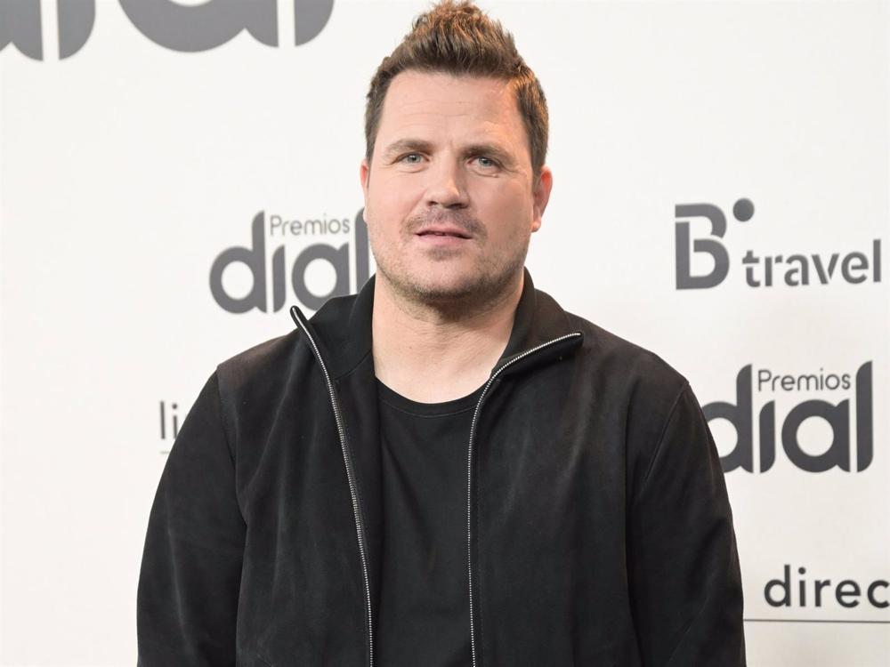 El cantante Dani Martín posa en la alfombra verde de los Premios Dial 2023 El