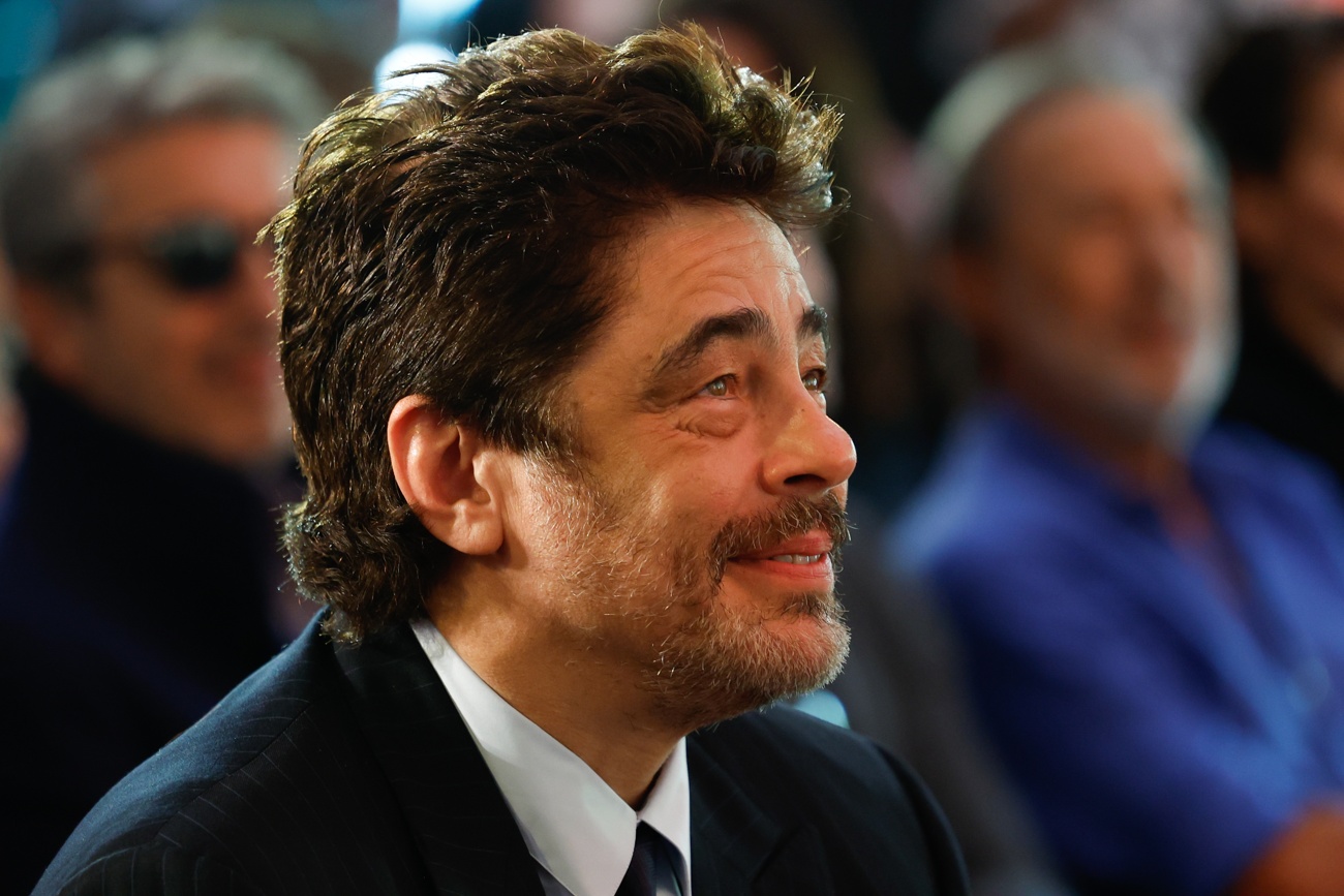 Benicio del Toro recibe un galardón por su carrera