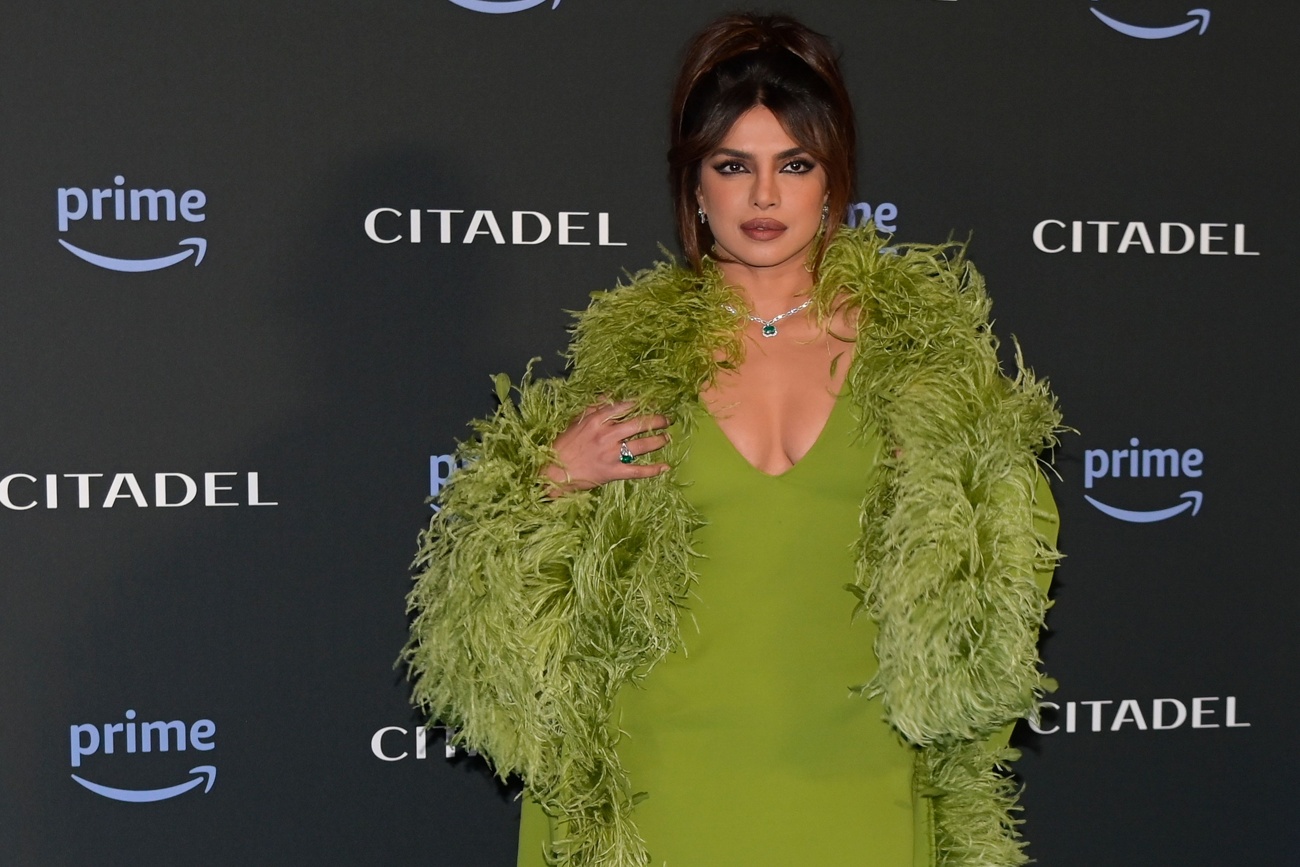 Priyanka schmückte das Kleid mit Diamantschmuck.