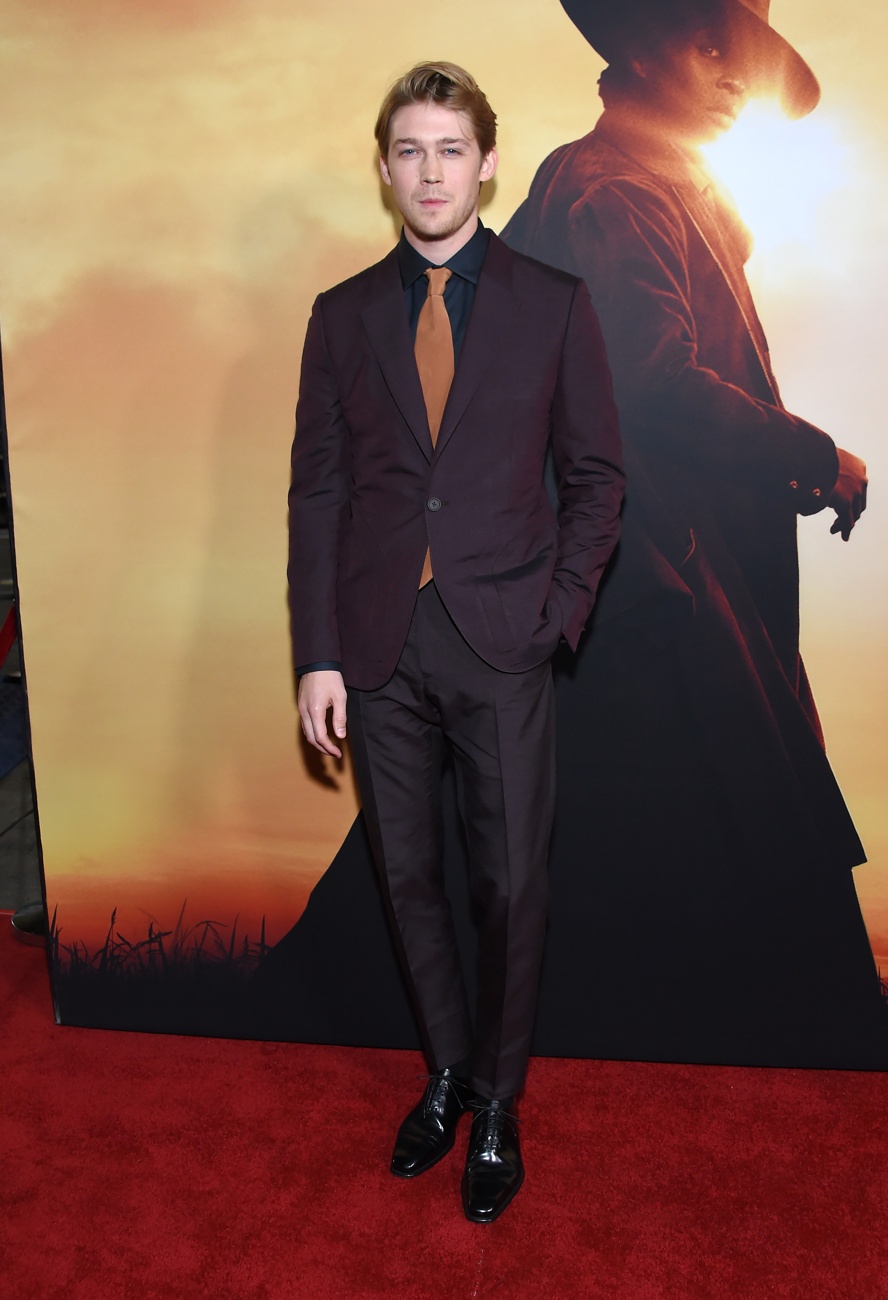 Alwyn iba a acompañar a la cantante en su girajoe Alwyn iba a acompañar a la cantante en su girajoe