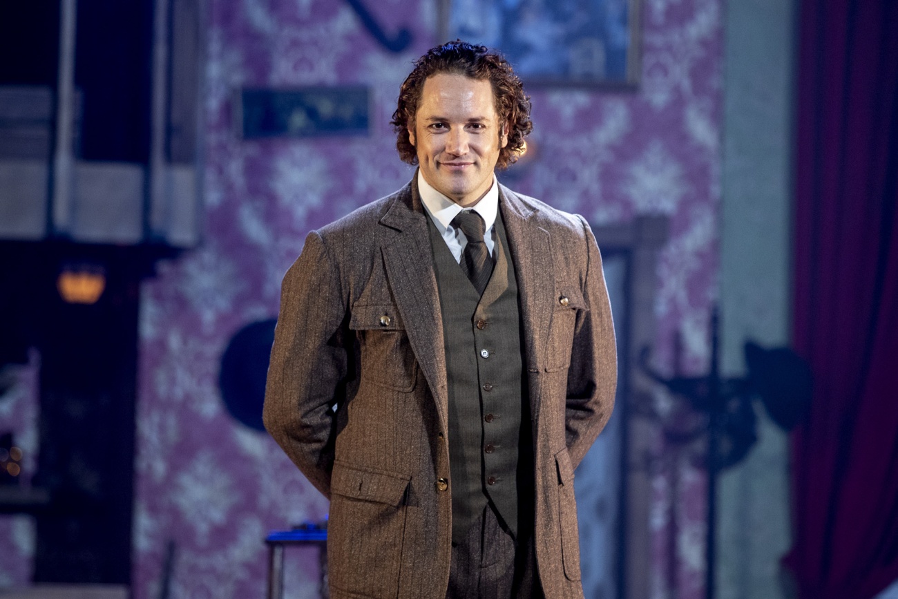 Actor y cantante de éxito Actor y cantante de éxito