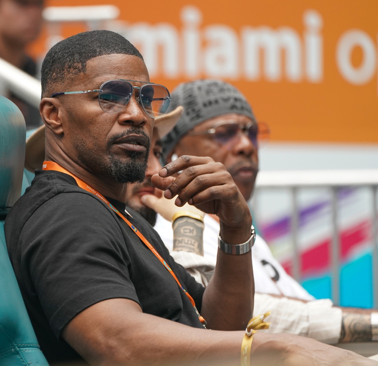 Muitos amigos apoiam-no Muitos amigos apoiam-no