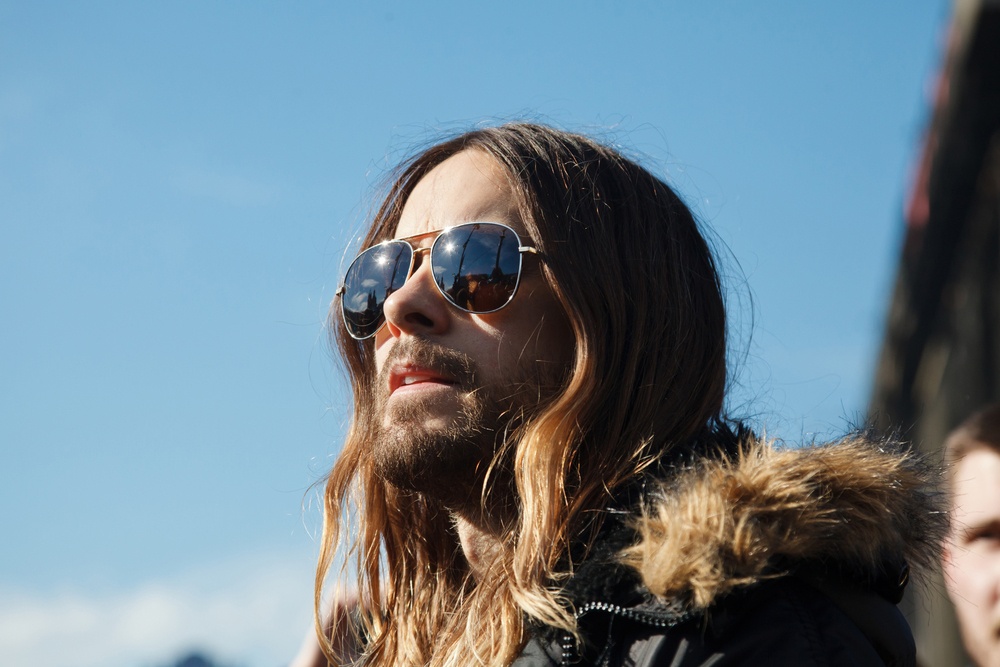 Jared Leto climbs a Berlin hotel wall without using a harness Jared Leto climbs a Berlin hotel wall without using a harness