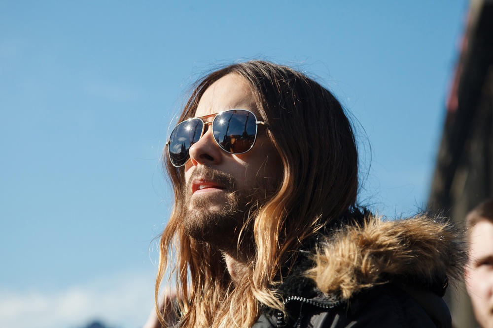 Jared Leto erklimmt ungesichert eine Berliner Hotelmauer