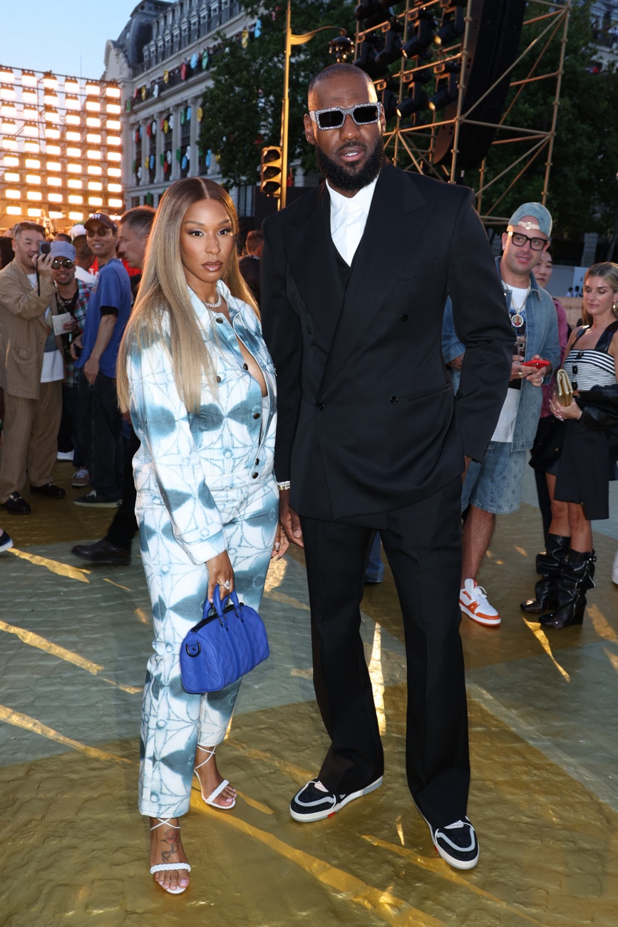 Savannah James y Lebron James en el desfile de la primera colección de Pharrell Williams para Louis Vuitton Savannah James y Lebron James en el desfile de la primera colección de Pharrell Williams para Louis Vuitton