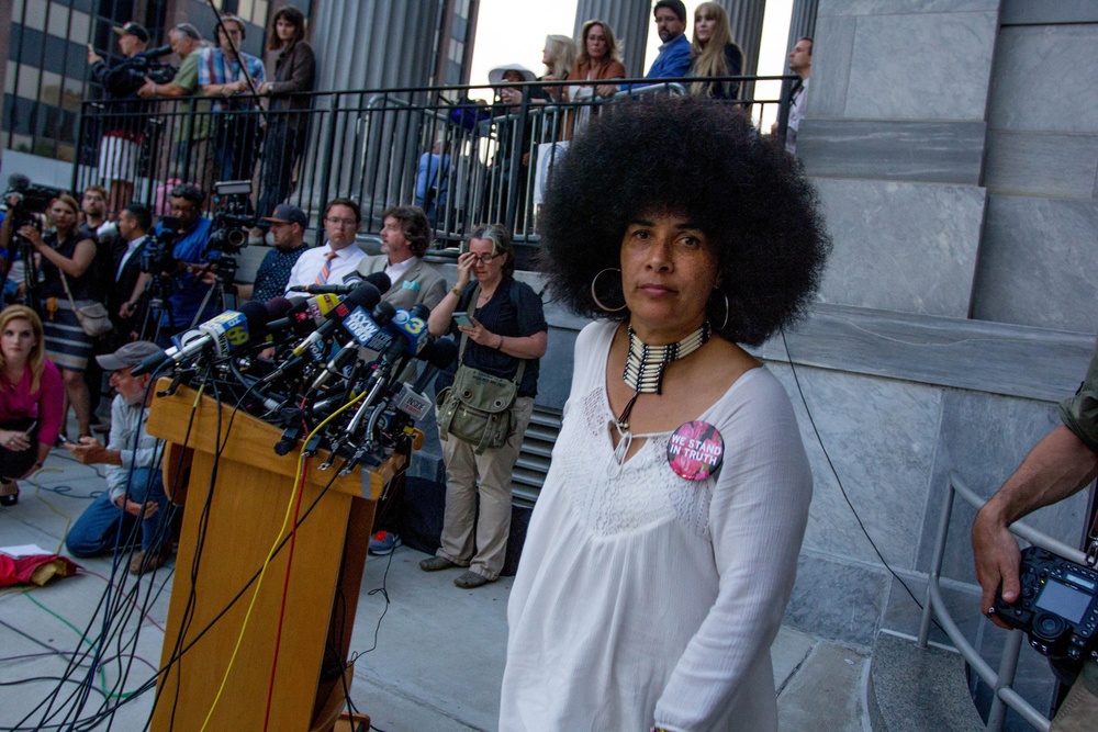 Cosby la invitó al Lago Tahoe para discutir un posible papel en su programa de televisión Cosby la invitó al Lago Tahoe para discutir un posible papel en su programa de televisión