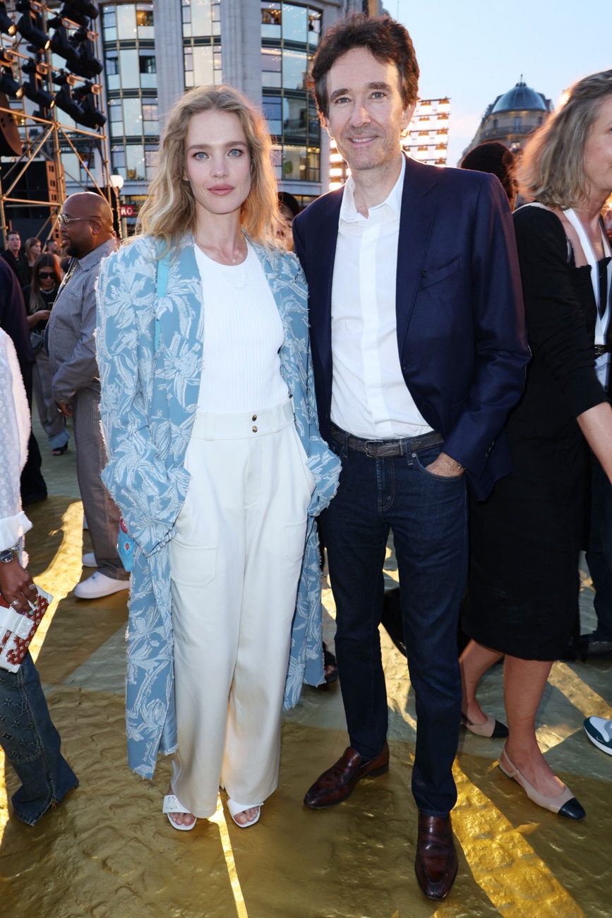 Natalia Vodianova y Antoine Arnault en el desfile de la primera colección de Pharrell Williams para Louis Vuitton