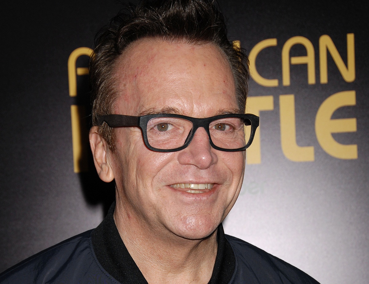 Tom Arnold dice que Steven Seagal cree que alguien le está pagando para que hable mal de él Tom Arnold dice que Steven Seagal cree que alguien le está pagando para que hable mal de él