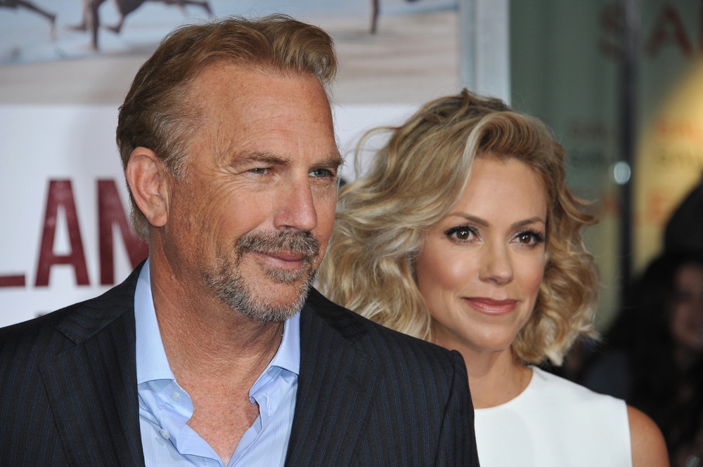 Christine Baumgartner pasa página con Kevin Costner al ser vista con un amigo del actor en Hawái Christine Baumgartner pasa página con Kevin Costner al ser vista con un amigo del actor en Hawái