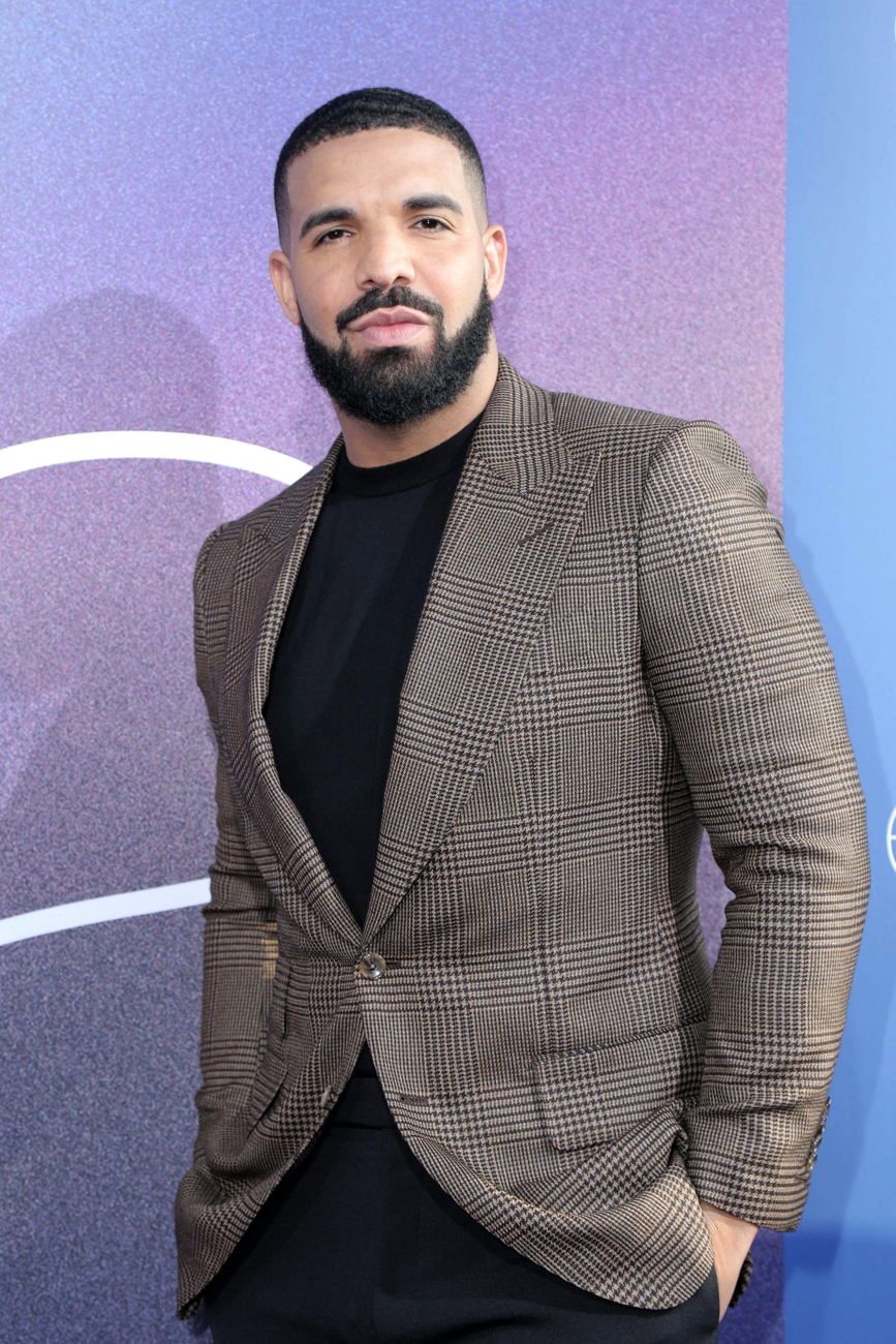 A Drake le lanzaron un teléfono móvil A Drake le lanzaron un teléfono móvil