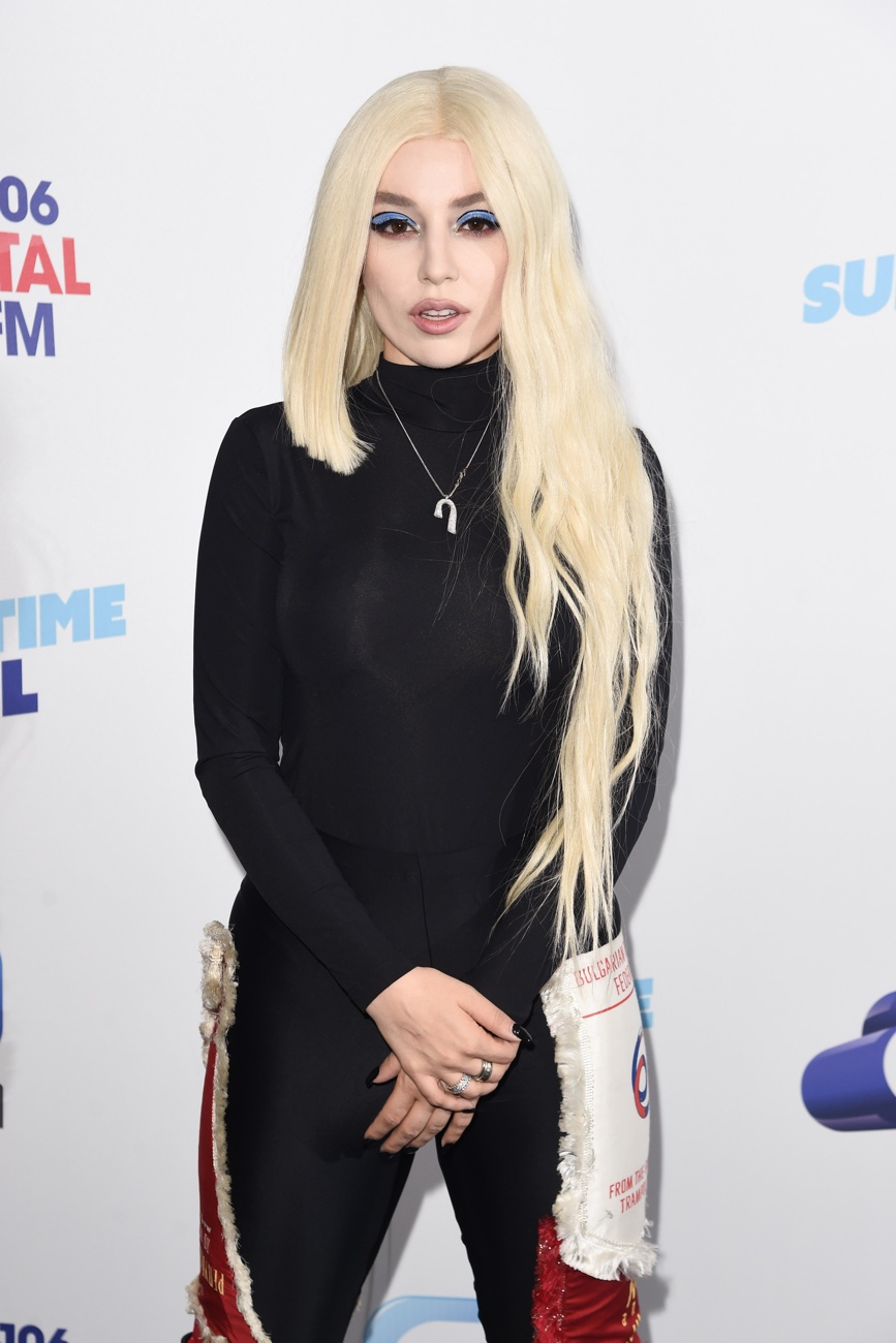 Ava Max recibió una bofetada Ava Max recibió una bofetada
