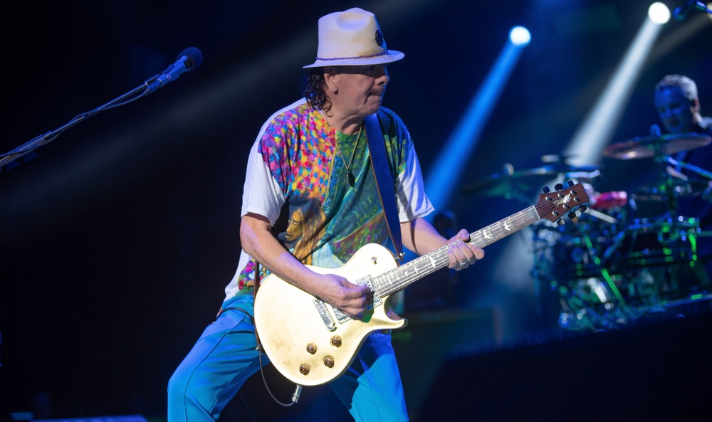 Carlos Santana se disculpa tras un polémico discurso antitrans en pleno concierto