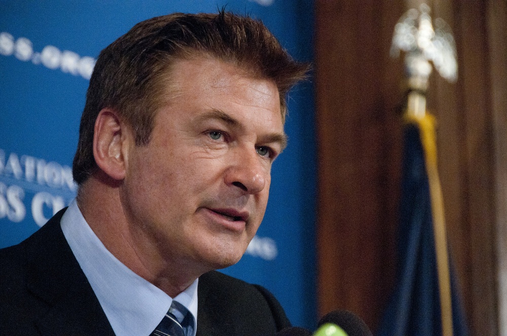 Un nuevo informe asegura que Alec Baldwin: apretó el gatillo a pesar de haberlo negado