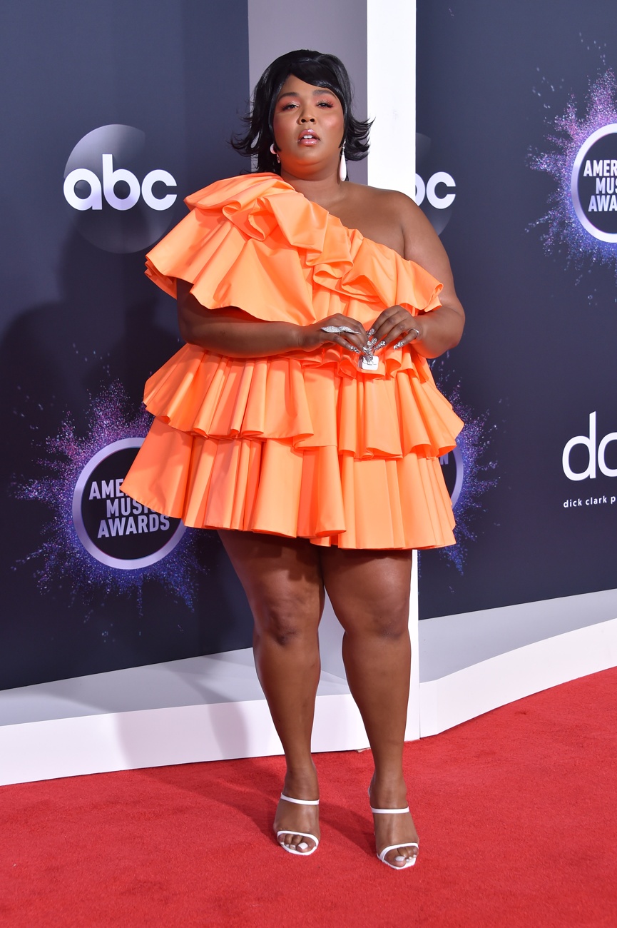 Han denunciado a la artista, a la productora y a la capitana del equipo de baile Han denunciado a la artista, a la productora y a la capitana del equipo de baile