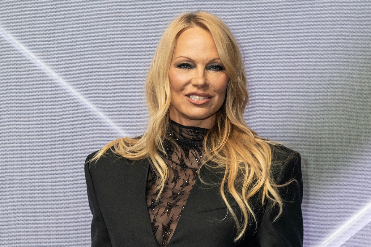 ¿Menos es más? Pamela Anderson y la historia detrás de su discreto maquillaje