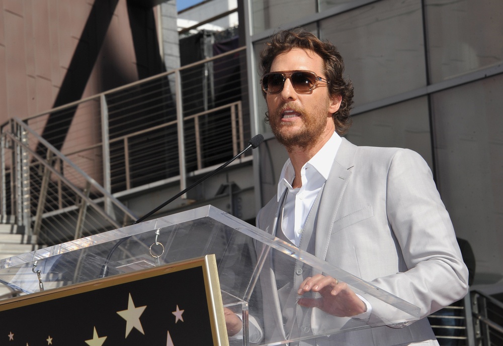 McConaughey organiza envío de auxilio por avión para los afectados del incendio en Maui