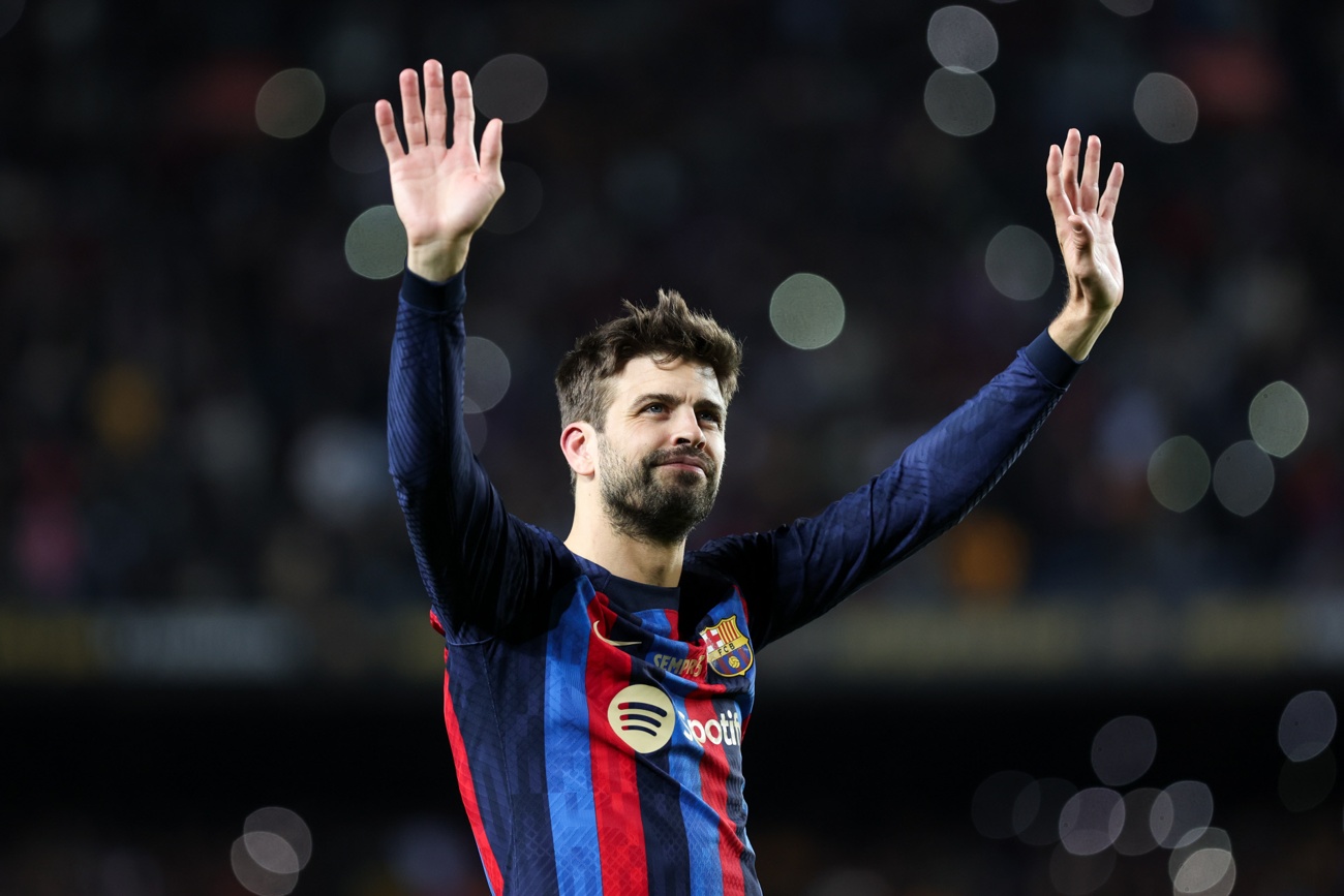 Gerard Piqué en compañía de Clara Chía, muestra desdén hacia la prensa