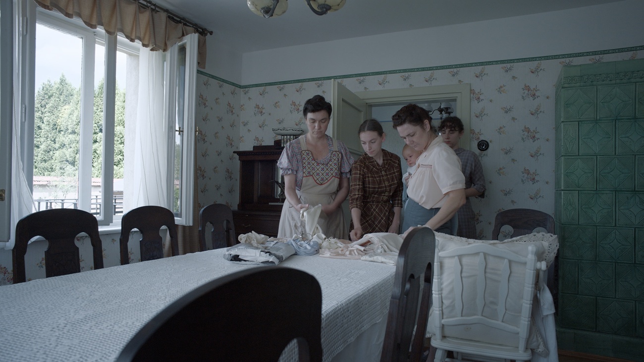 La película se aleja parcialmente de la narrativa de la novela La película se aleja parcialmente de la narrativa de la novela